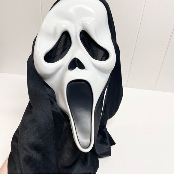Easter Unlimited Fun World Ghostface Scream Mask - Picture 2 of 9